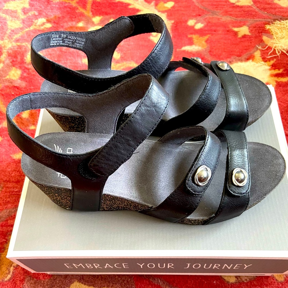 Dansko Savannah Waxy Burnished beautiful sandals black size 39 US 9M New in Box